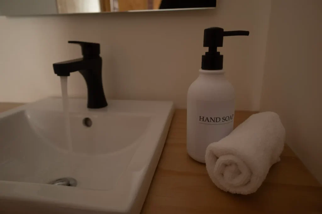 ClaudeShannon_Bathroom-4